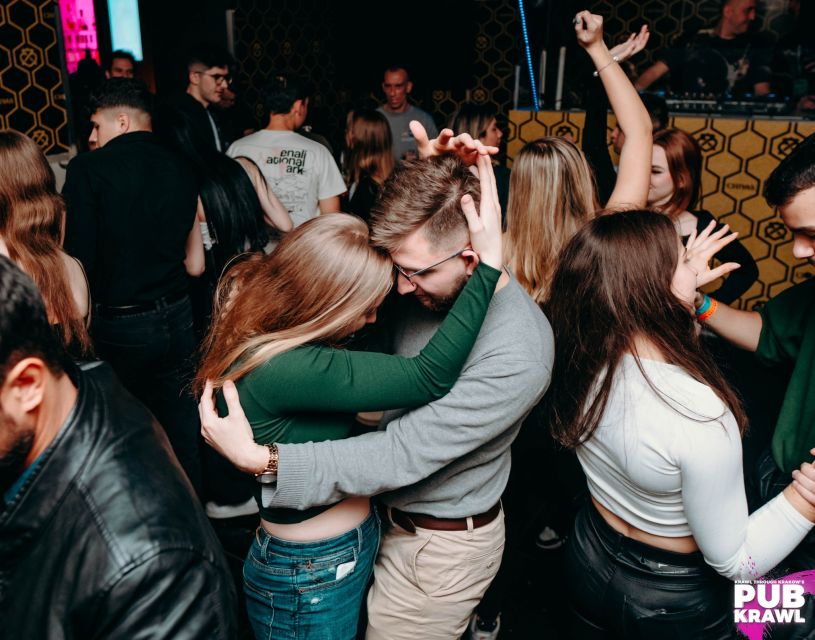 Krakow: Pub Crawl 1H Open Bar, VIP Entry & Welcome Shots - The photographer and the late-night pace