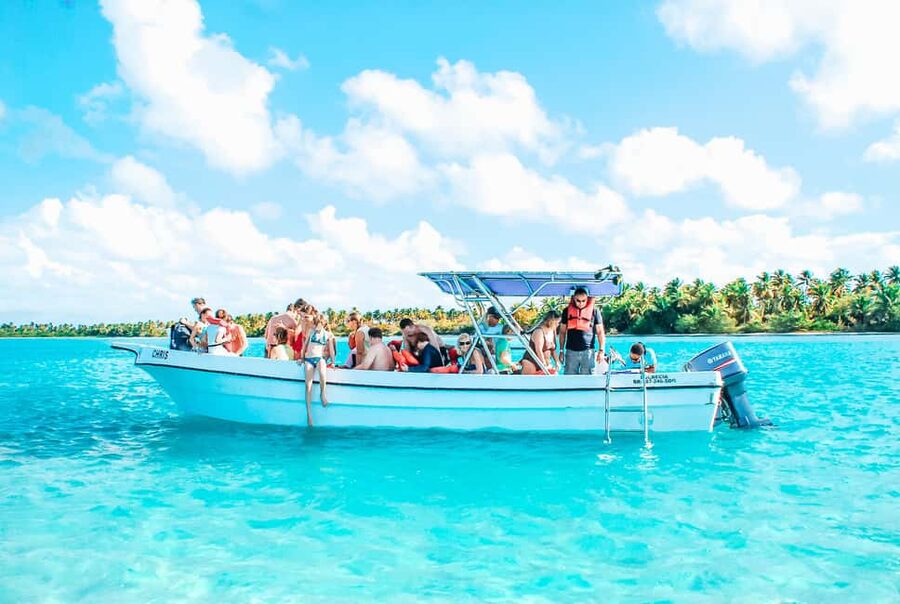 La Romana: Saona Crusoe VIP for cruise guests - Mano Juan and the young turtle project