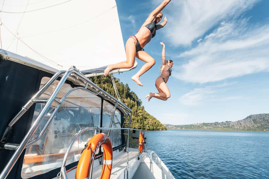 Lake Taupo: Luxury Sailing Catamaran to Māori Rock Carvings - Drinks, snacks, and the licensed bar