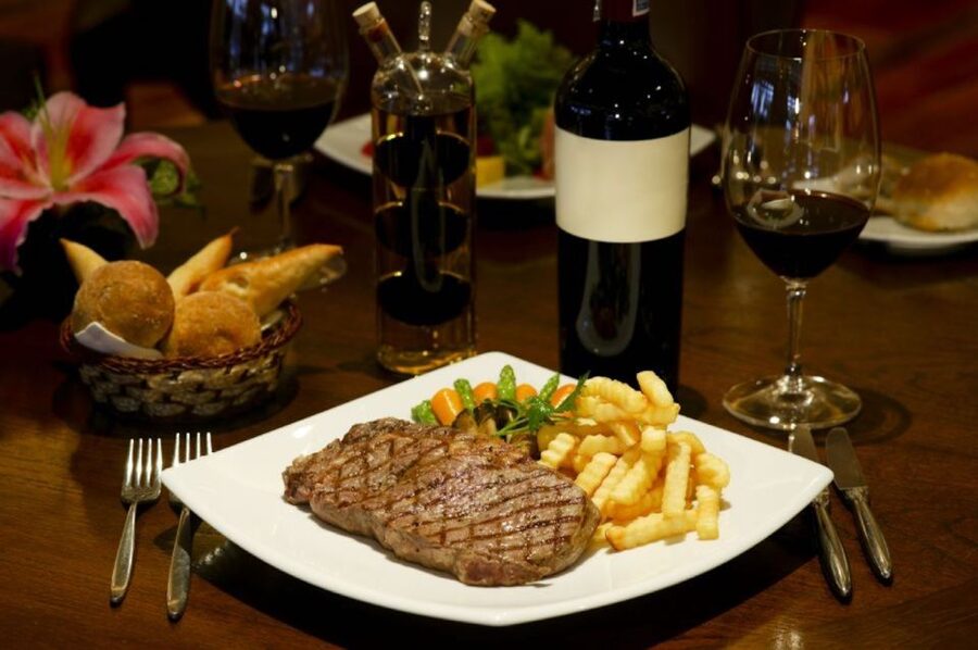 Las Vegas: 90-Day VIP Shop and Dine4Less Card City Hopper - What the $39 price can be worth