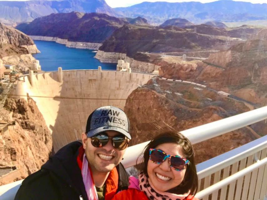 Las Vegas: Hoover Dam Ultimate VIP Tour with Lunch - A quick stop at the Las Vegas sign