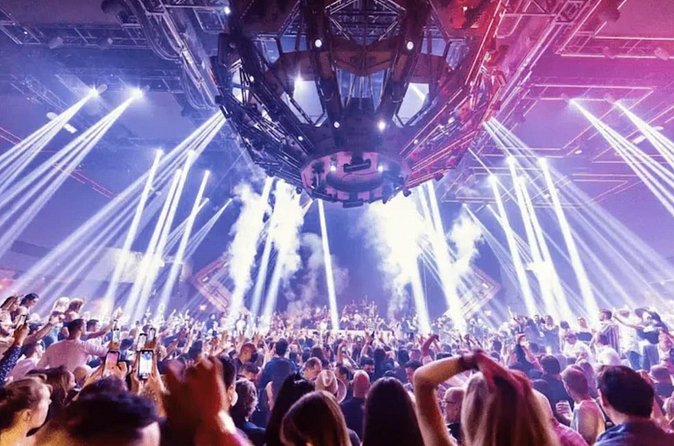 Las Vegas: VIP Club Crawl with Party Bus, Express Entry & Drinks - Stop three: the big-club finish
