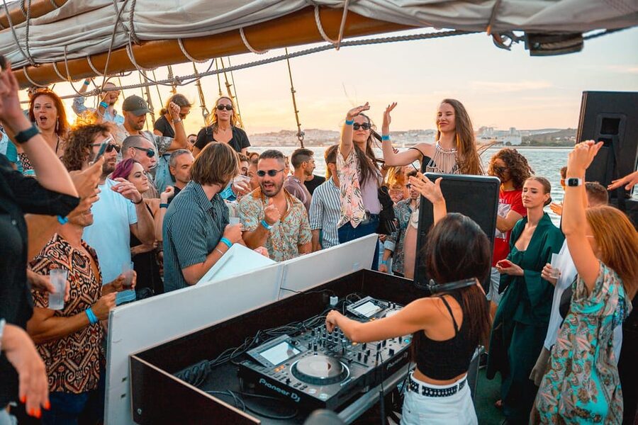 Lisbon Boat Party - Live DJ & Afterparty with VIP Club entry - Key points to know before you book