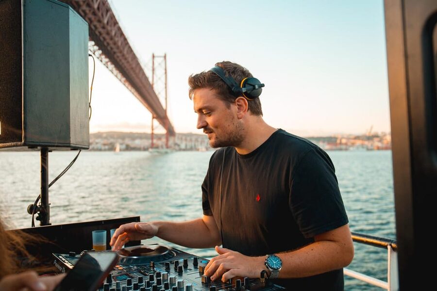 Lisbon Boat Party - Live DJ & Afterparty with VIP Club entry - Four hours of Lisbon views and dancing