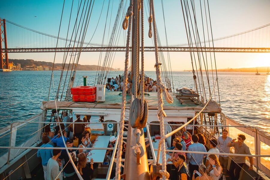 Lisbon Boat Party - Live DJ & Afterparty with VIP Club entry - Setting out on the Tagus
