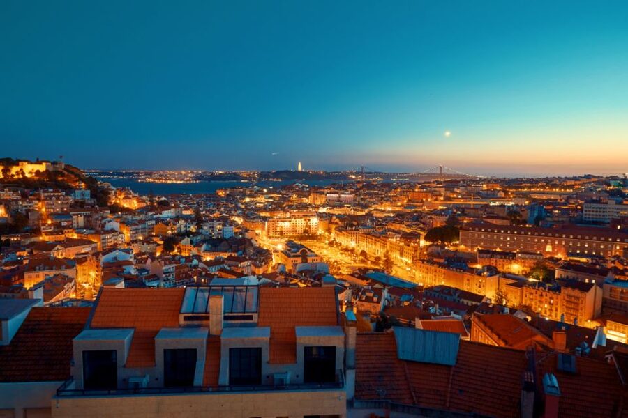 Lisbon: Luxury Fado Tour with Dinner included - Dinner and live Fado in a typical restaurant