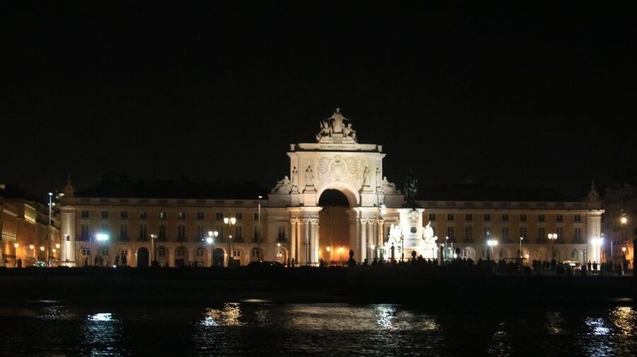 Lisbon: Luxury Sailboat Cruise at Night - Passing under the 25 de Abril Bridge