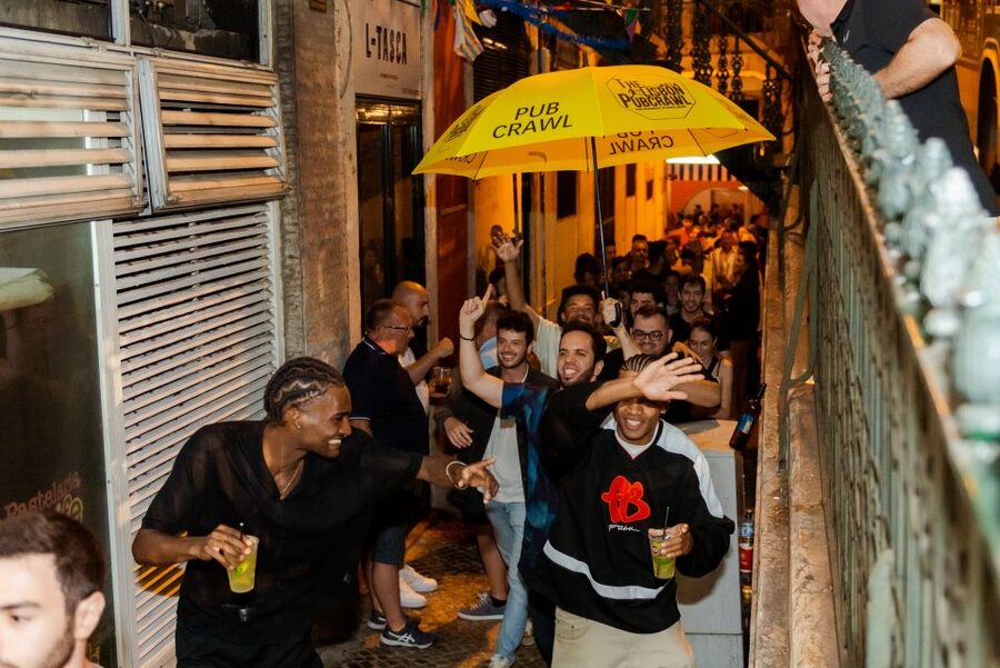 Lisbon PinkStreet Pubcrawl: 1hOpen Bar, Shots,VIP Club Entry - Key points before you book