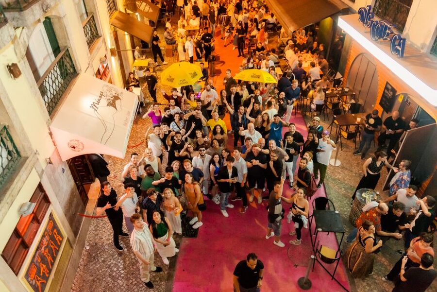 Lisbon PinkStreet Pubcrawl: 1hOpen Bar, Shots,VIP Club Entry - Meeting the group at Praça Luís de Camões