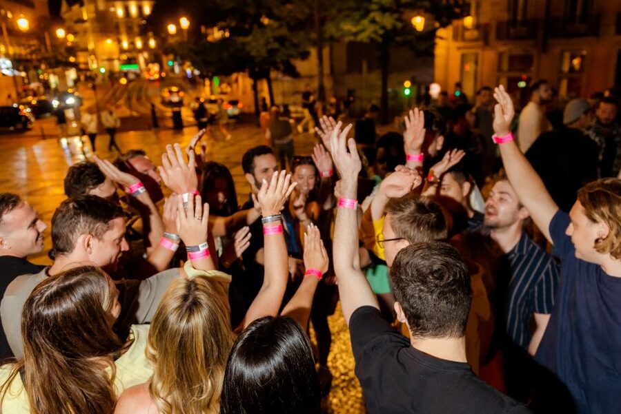 Lisbon Premium Pubcrawl: 1h Open Bar, Shots, VIP Club Entry - Meeting the yellow-shirted team at Praça Luís de Camões