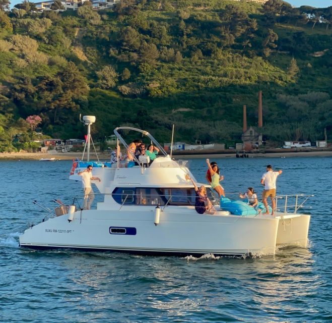 Lisbon: Private Luxury Catamaran Tour with Welcome Drink - The welcome wine and onboard bar