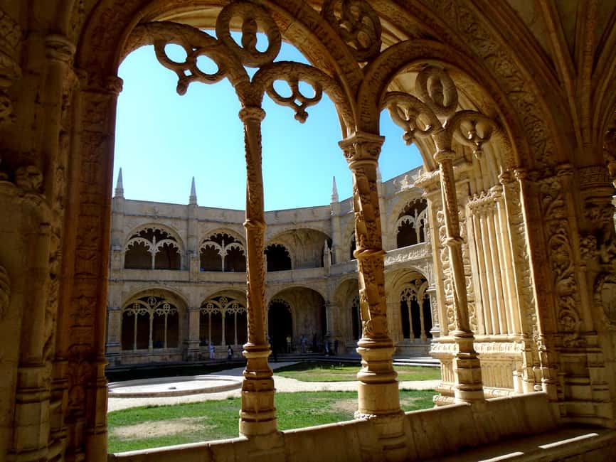 Lisbon: Private Luxury Tour to Belém, Cristo Rei and Alfama. - Praça do Comércio and the old center