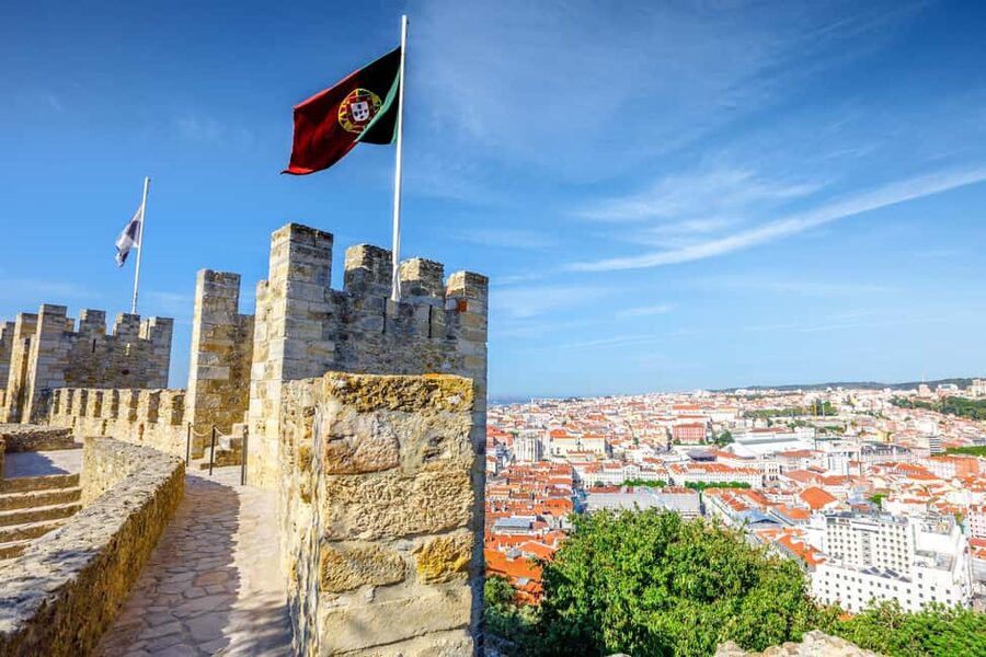 Lisbon: Private Luxury Tour to Belém, Cristo Rei and Alfama. - What the guide and car add