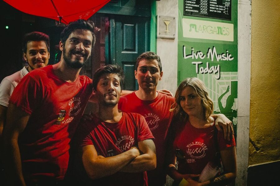 Lisbon: Pub Crawl with Open Bar and VIP Club Entry - Starting at Praça Luís de Camões