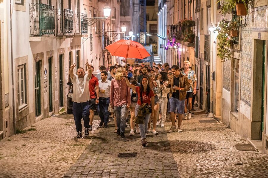 Lisbon: Pub Crawl with Open Bar and VIP Club Entry - Three bars through Bairro Alto
