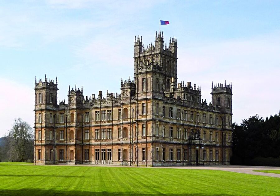 London: Downton Abbey Countryside Black Taxi VIP Tour - Arriving at Highclere Castle