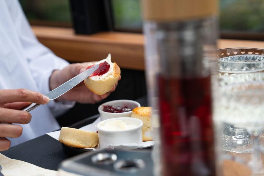 London: Traditional Afternoon Tea Tour in a Luxury Coach - Key points to know