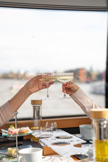 London: Traditional Afternoon Tea Tour in a Luxury Coach - Unlimited tea and the Prosecco choice