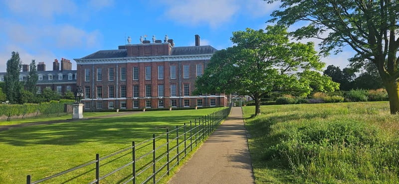 London: VIP Kensington Palace Gardens Tour & Royal High Tea - Practical ways to get more from the morning