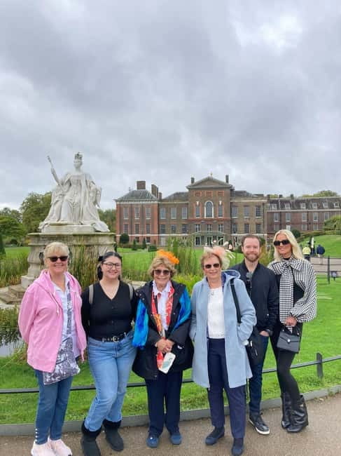 London: VIP Kensington Palace Gardens Tour & Royal High Tea - Meeting your guide at Hilton Hyde Park