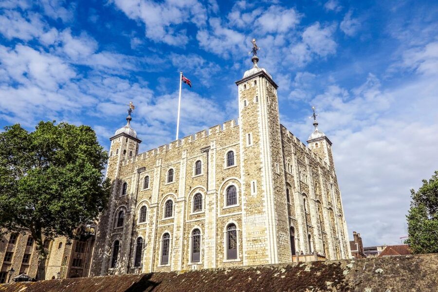 London: VIP Tower of London & Tower Bridge Early-Access Tour - The walk to Tower Bridge
