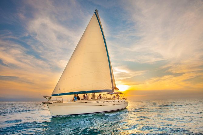 Los Cabos Luxury Sunset Sail with Light Appetizers and Open Bar - Group size, comfort, and service