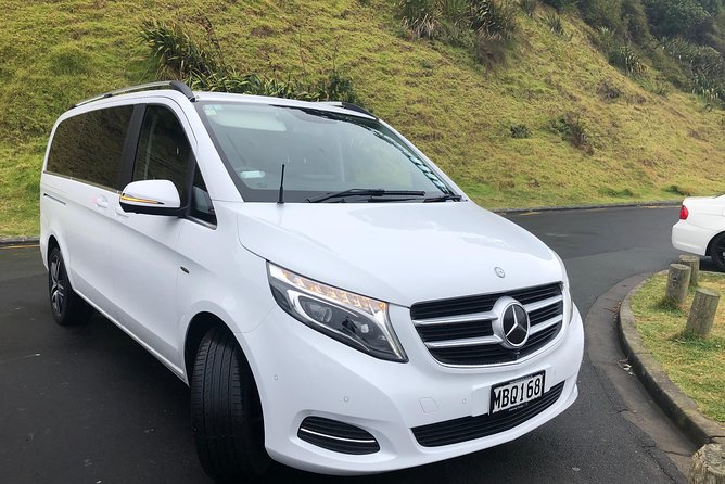 Luxury Airport transfers in Auckland - Meeting your driver after landing