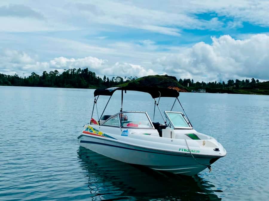 Luxury boat ride - Guatapé - Music, photos, and a relaxed pace