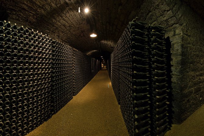Luxury Luxury Wine Tour Experience - Local food keeps the tasting grounded