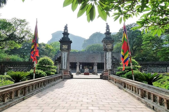 Luxury Ninh Binh: Hoa Lu - Mua Cave - Tam Coc Day Tour from Hanoi - The guide and communication