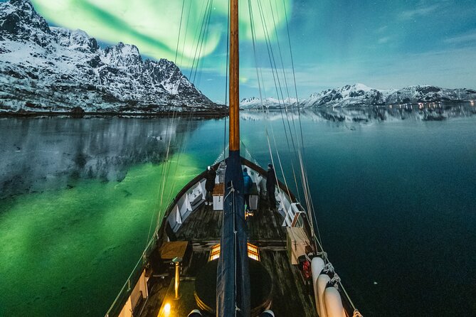 Luxury Northern Lights Yacht Cruise with Hot Tub from Tromsø - Searching the sky with Captain Kenneth