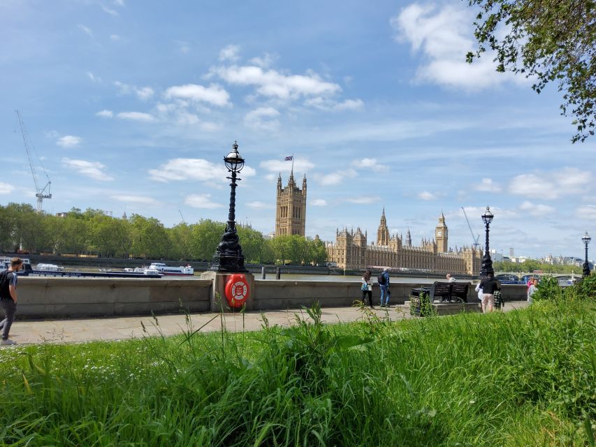 Luxury Private Tour in London with Lunch - Trafalgar Square and the Charing Cross meeting point