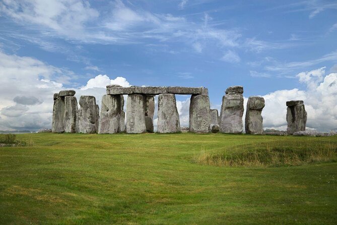 Luxury Private Vehicle Day Hire from & to London via Stonehenge & Windsor Castle - One long day from London, two major sights