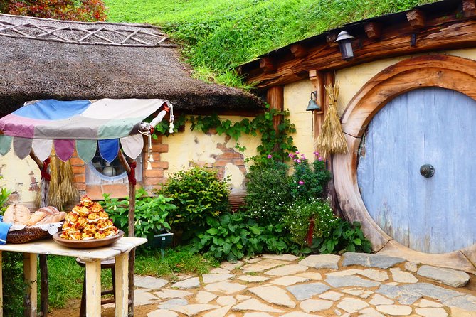 Luxury Small group tour from Auckland to Hobbiton Movie Set - Arriving at the farm that became Hobbiton