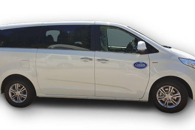 Luxury Van, Private Transfer, Cairns Airport - Port Douglas. - Finding your driver after a domestic flight