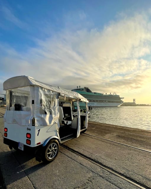 Malaga: VIP private Tuk Tuk tour - Calle Larios and Atarazanas Market