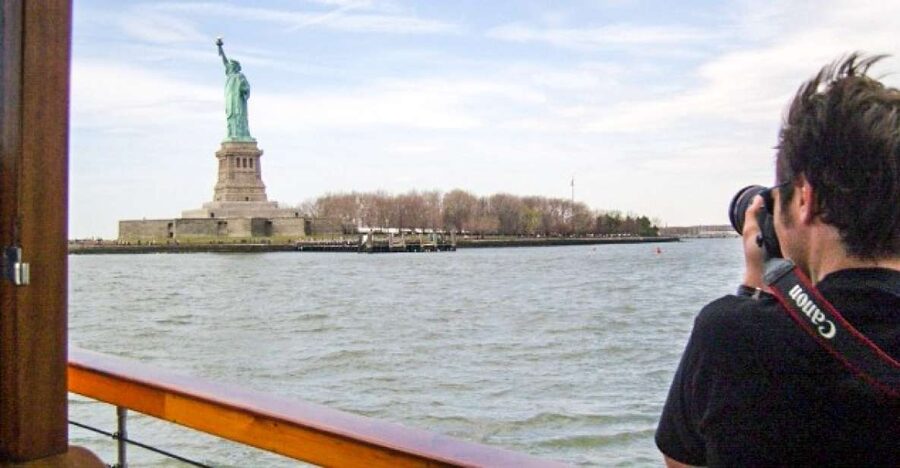 Manhattan: Statue and Skyline Cruise Aboard a Luxury Yacht - Battery Park, the financial district, and South Street Seaport