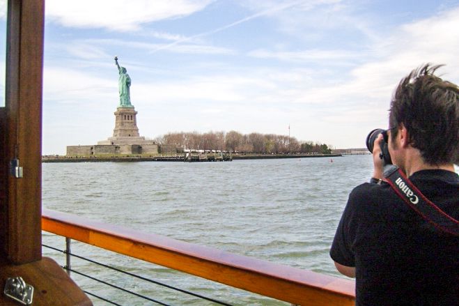 Manhattan: Statue and Skyline Cruise Aboard a Luxury Yacht - The drink, food, and onboard atmosphere