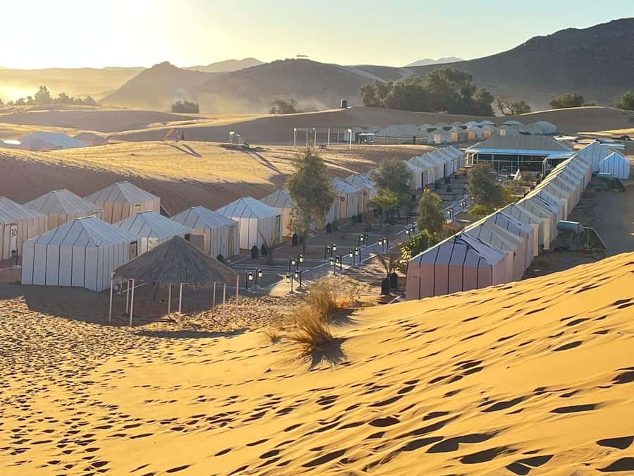 Merzouga: Overnight in Luxury camp with camels dinner - A luxury Berber tent for the night