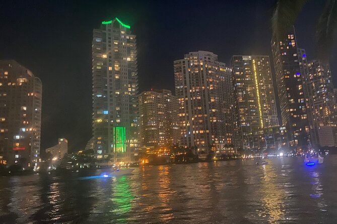 Miami Sightseeing Cruise on a Luxury Yacht - Commentary in English and Spanish