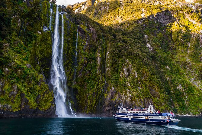 Milford Sound Luxury Lunch Cruise onboard The Fiordland Jewel - Lunch with a view, not just a snack