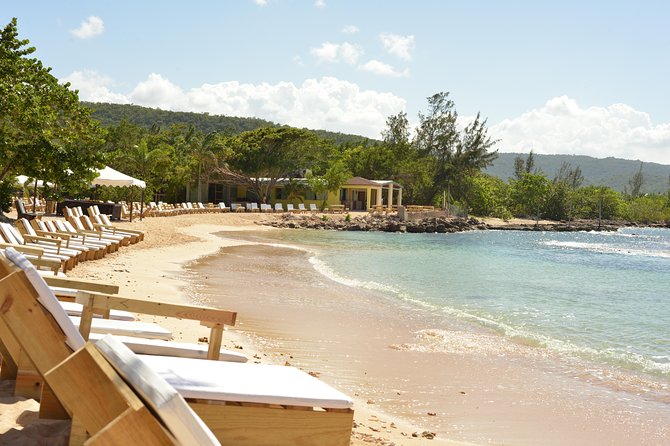 Montego Bay: Bamboo Beach Club VIP Access with Lunch & Cocktails - Claiming your VIP place beside the sea