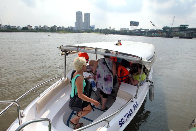 Morning CuChi Tunnels-Tapioca-Secret Traps Luxury Speedboat 2Ways - Watching the Cu Chi story take shape