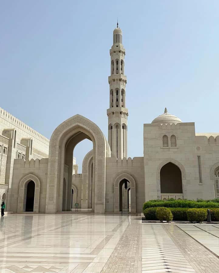 Muscat City Tour and life with Omani Guy ( luxury car). - Key points at a glance