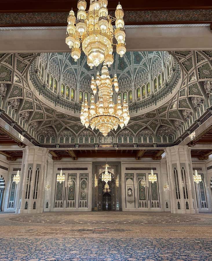 Muscat City Tour and life with Omani Guy ( luxury car). - A short pause at Al-Qurm Beach