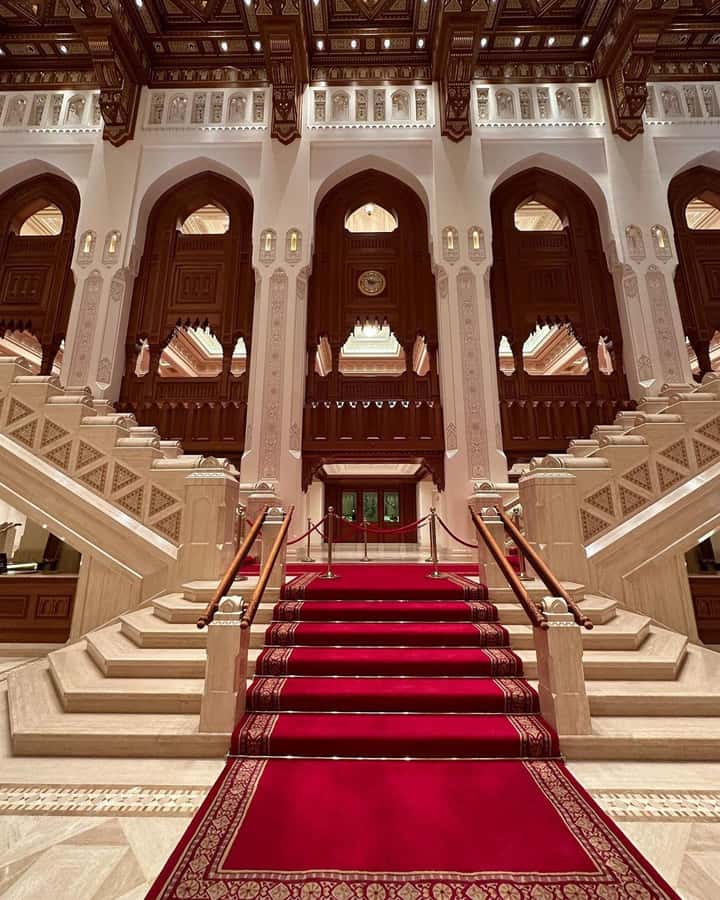 Muscat City Tour and life with Omani Guy ( luxury car). - The Grand Mosque begins the morning