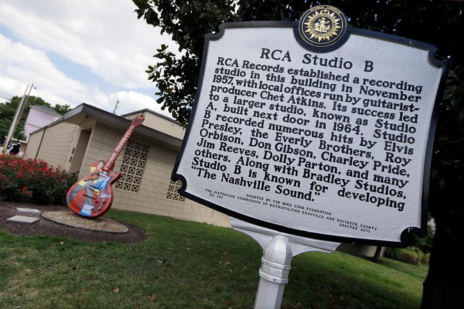 Nashville VIP Style Private Tour with Local Singer-Songwriter - 12th Avenue South and Draper James
