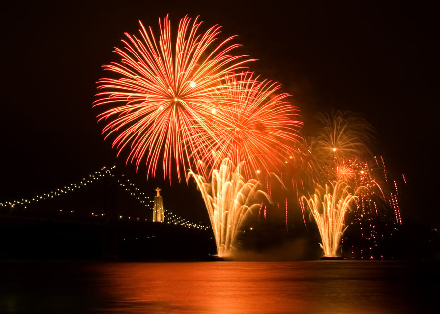 New Year’s Eve Luxury Boat – DJ, Buffet & Open Bar - A New Year’s Eve party with Lisbon as the backdrop