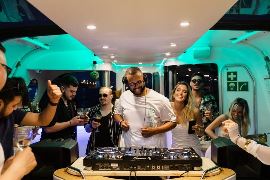 New Year’s Eve Luxury Boat – DJ, Buffet & Open Bar - Four landmarks along the Tagus
