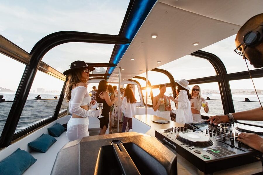 New Year’s Eve Luxury Boat – DJ, Buffet & Open Bar - Who should book this boat party?